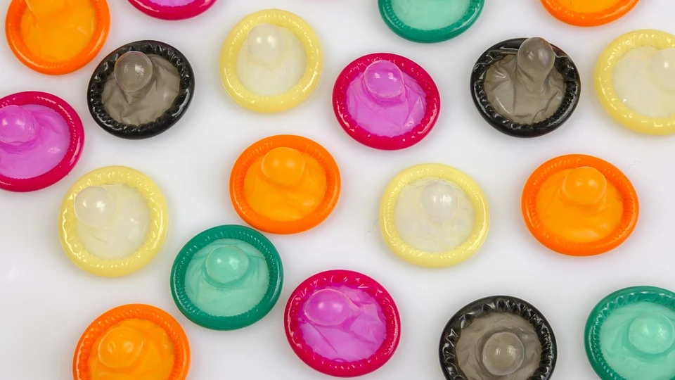 "No salgas sin condones": la campaña que advierte a los jóvenes sobre el VIH y otras infecciones de transmisión sexual