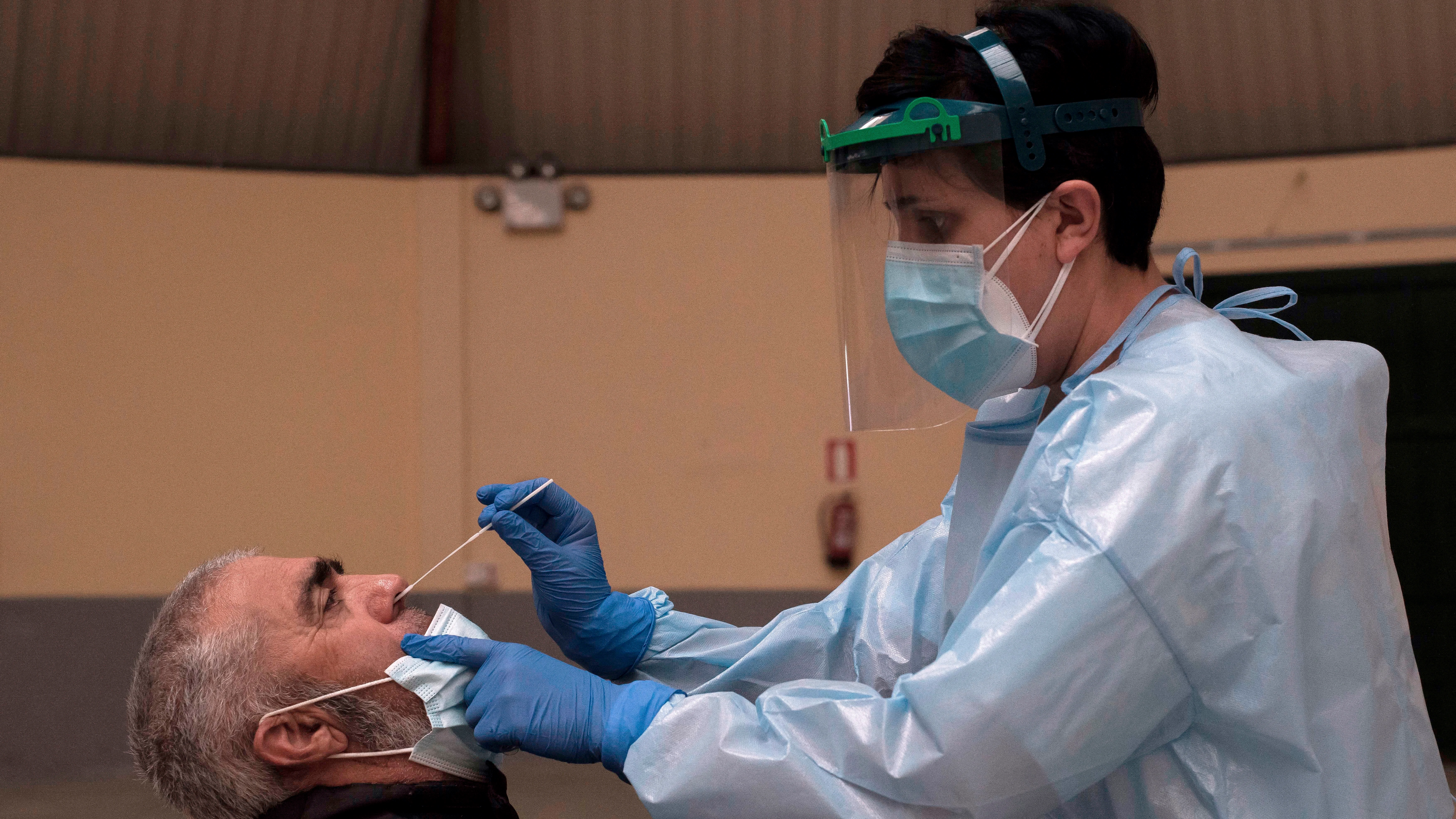 Una trabajadora sanitaria realiza una prueba PCR.