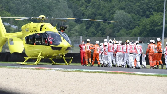 El helicóptero llega para trasladar a Jason Dupasquier El helicóptero llega para trasladar a Jason Dupasquier
