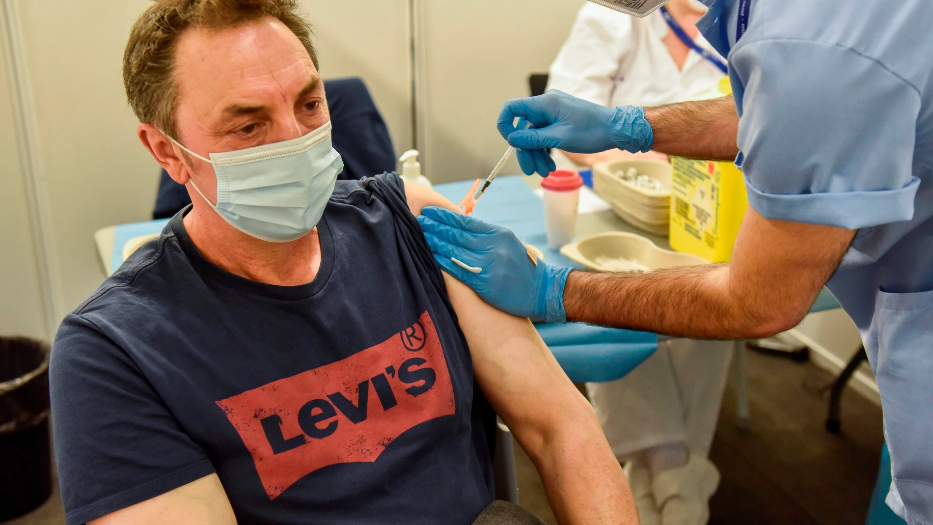 Un hombre se vacuna con Pfizer Biontech tras recibir la primera dosis de AstraZeneca