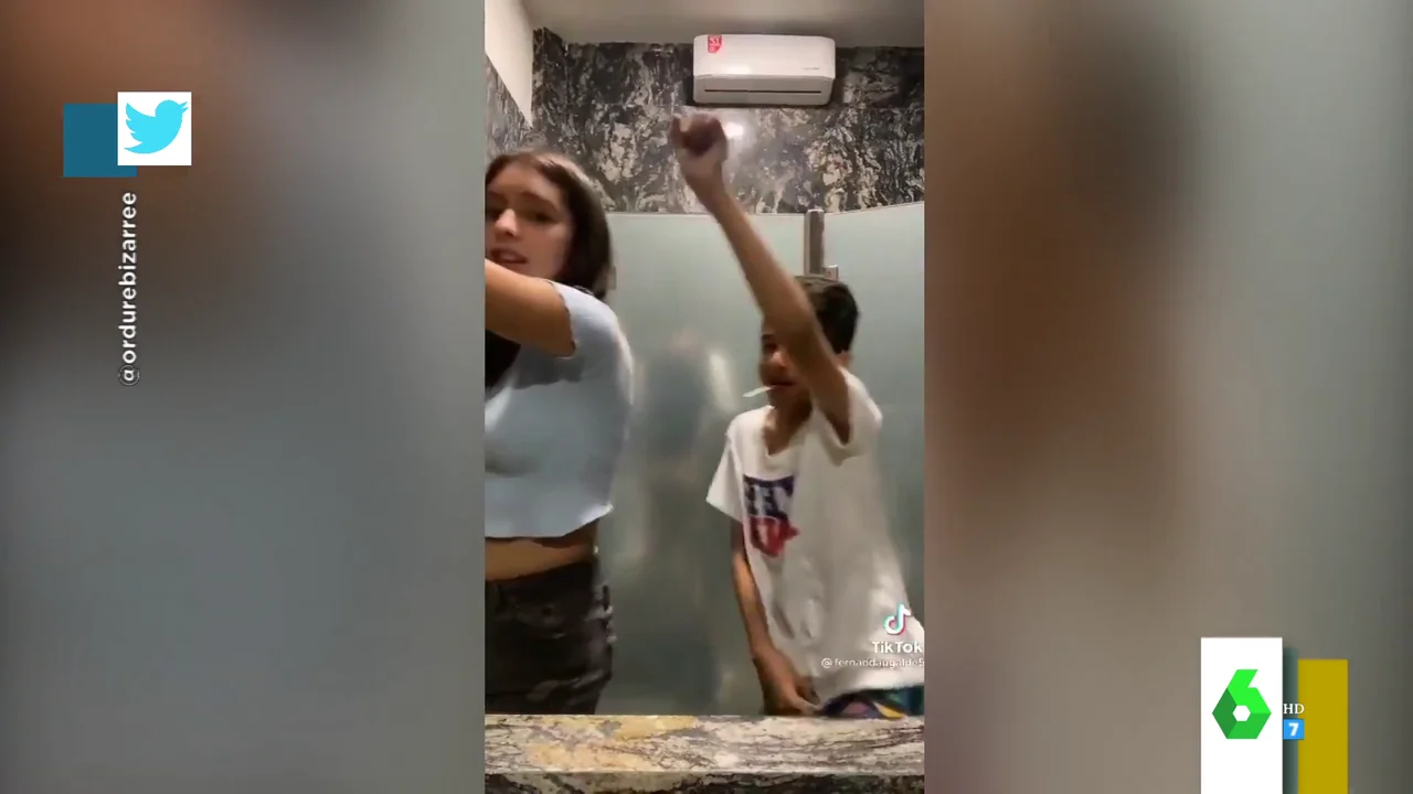  El viral de dos niños bailando mientras un hombre aparece detrás de una puerta de cristal "limpiándose el culo a conciencia"-> 