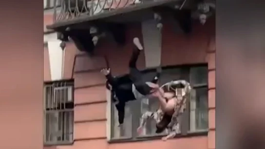 Una pareja que cae al vacío cuando estaban peleando en un balcón en Moscú Una pareja que cae al vacío cuando estaban peleando en un balcón en Moscú