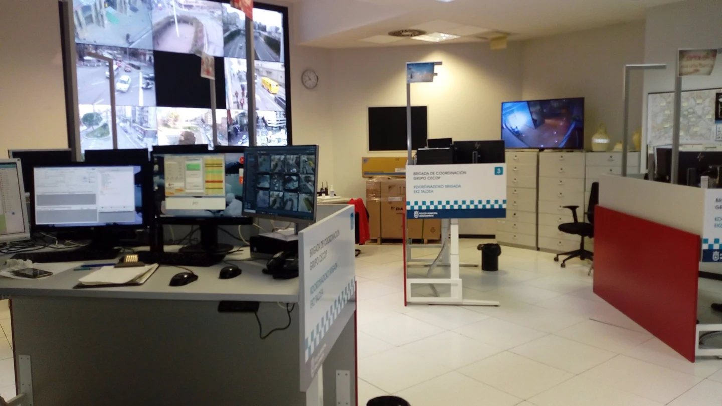 Sala de la Policía Municipal de Pamplona Localizan a un niño de 3 años deambulando por Pamplona mientras su madre se emborracha en un bar