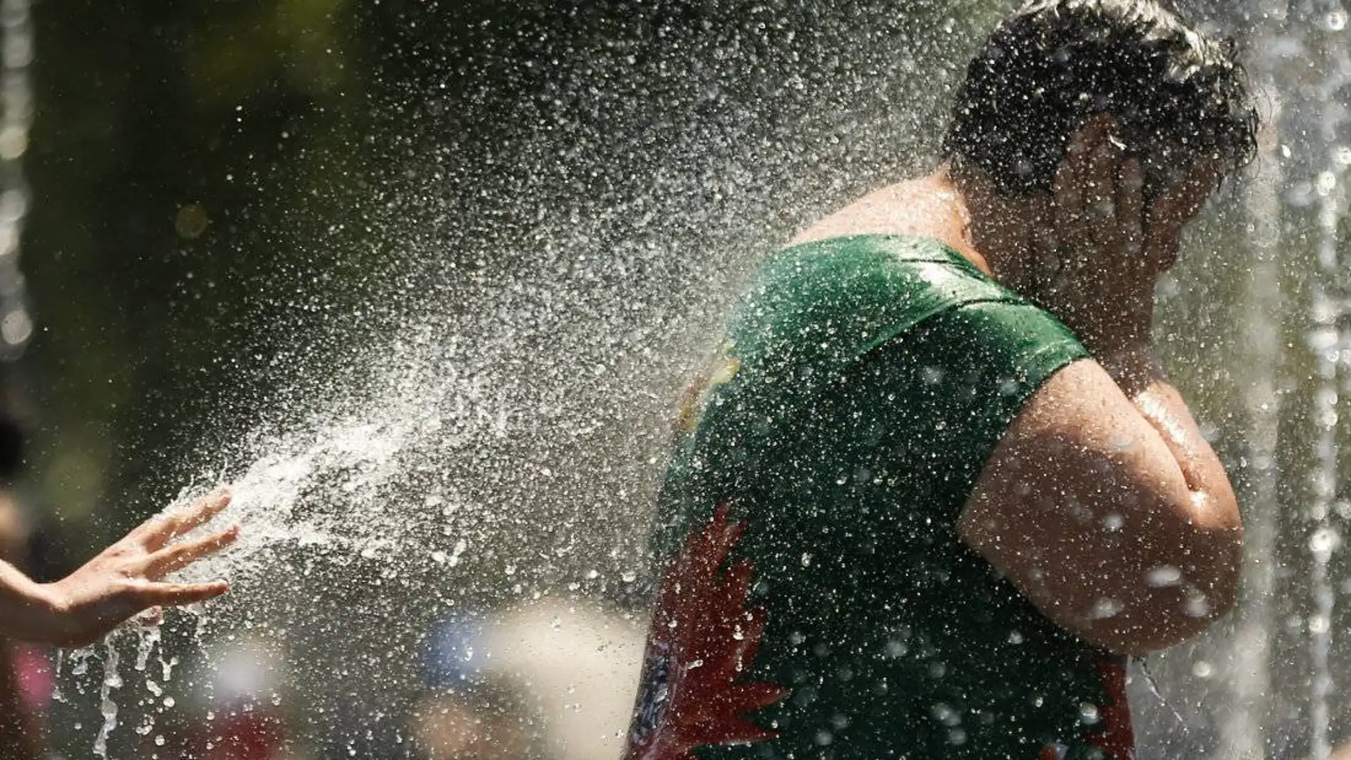 Mujer se refresca por el calor