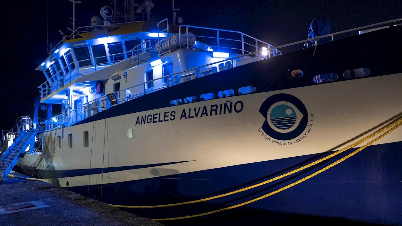 El buque oceanográfico "Ángeles Alvariño" dotado con un sonar de barrido lateral y con un robot submarino que se sumará a la búsqueda de Anna y Olivia, las niñas desaparecidas igual que su padre hace más un mes