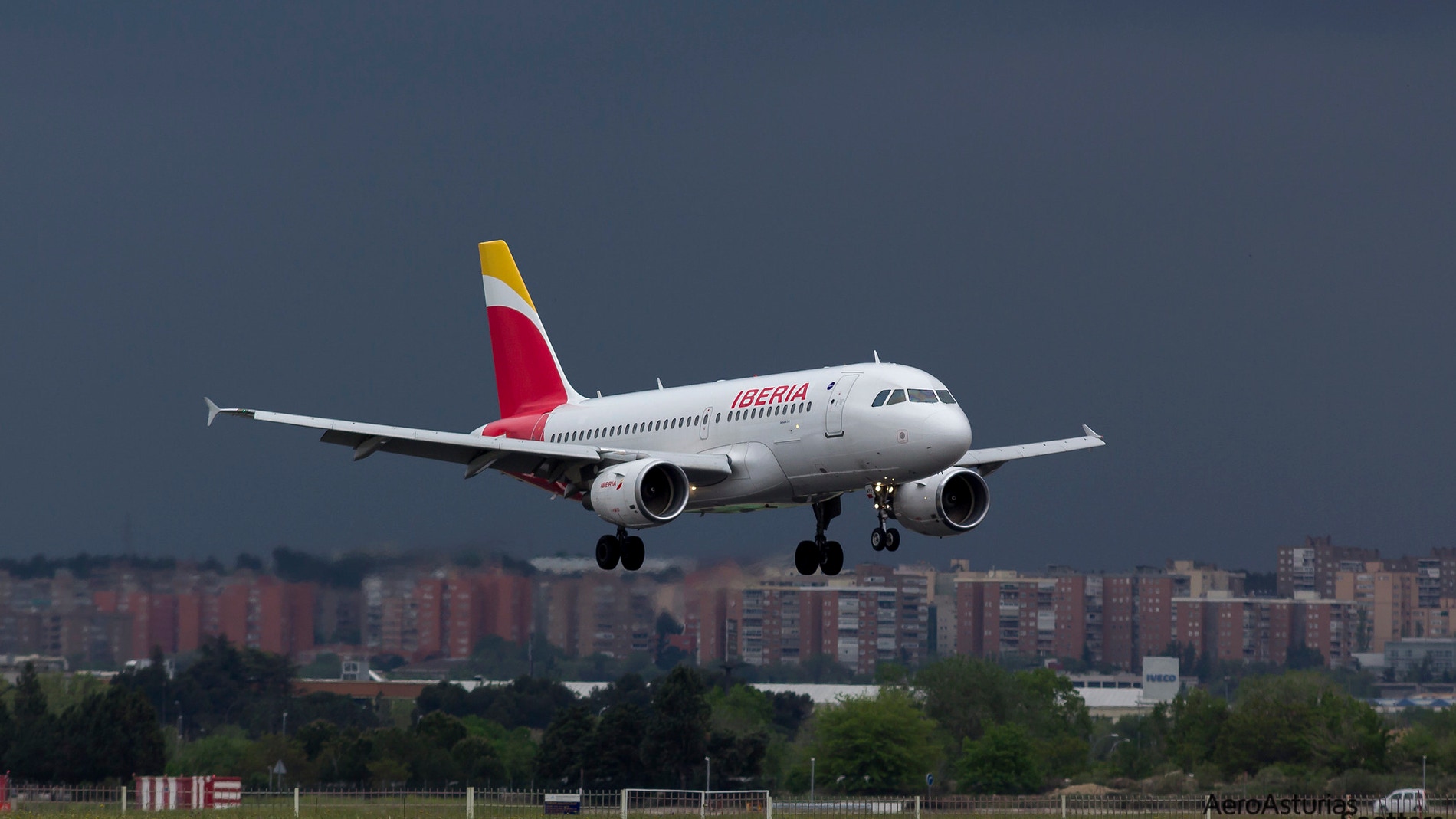 Aterrizaje de un avión en el aeropuerto de Barajas con tormenta