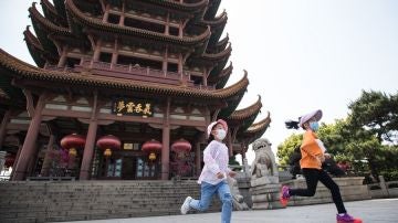 Niños corriendo en Wuhan, China