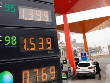 Imagen de recurso de una gasolinera Imagen de recurso de una gasolinera