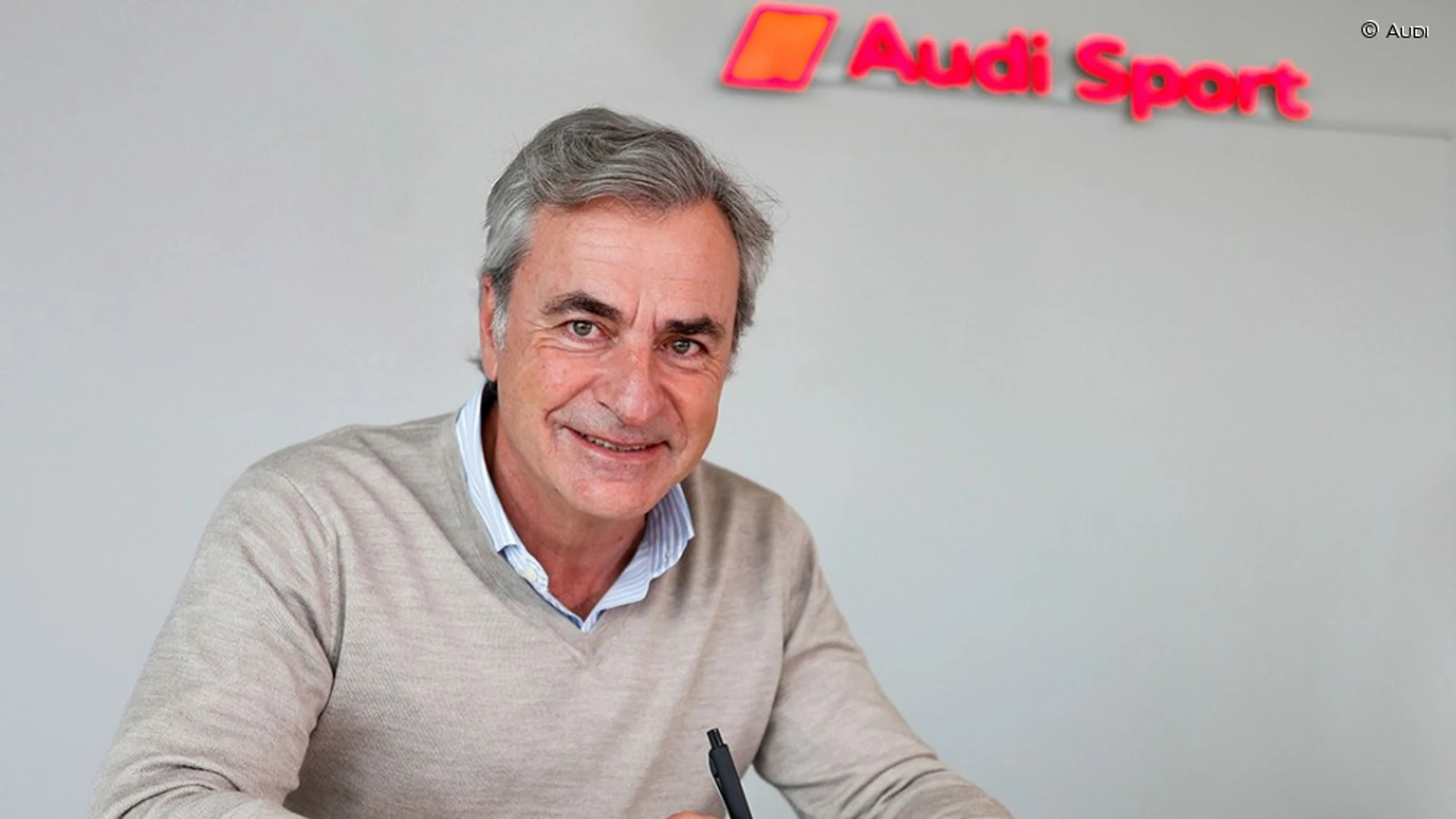 Carlos Sainz, firmando su nuevo contrato con Audi