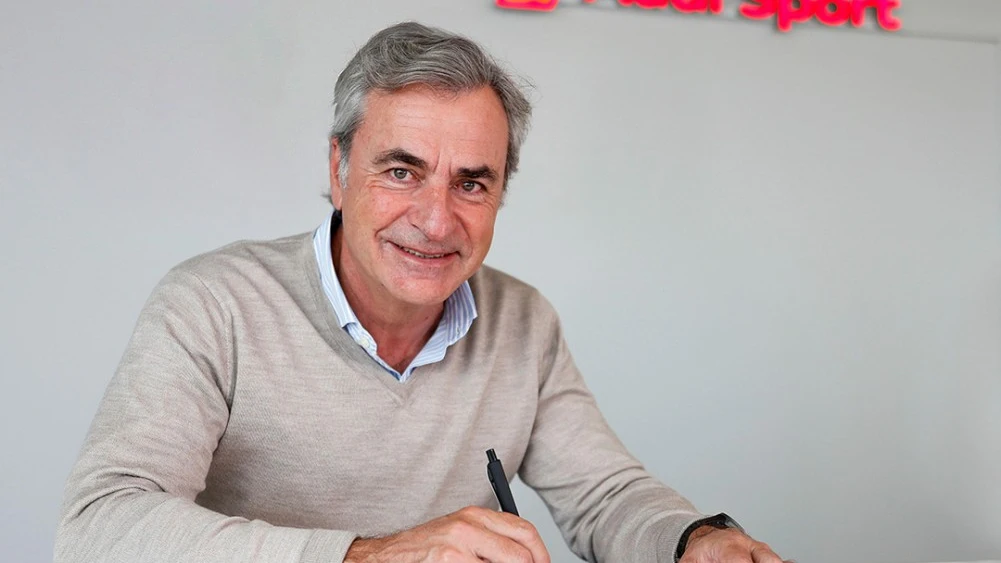 Carlos Sainz, firmando su nuevo contrato con Audi