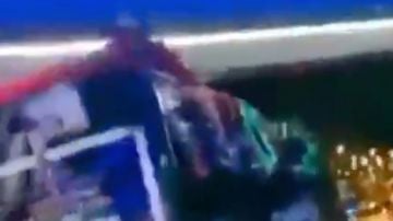 Un futbolista de Kocaelispor cae desde el autobús descapotable 