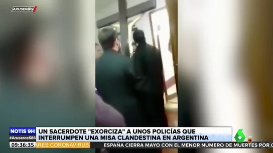 Un cura 'exorciza' a la Policía por irrumpir en una misa clandestina: "Fuera de la casa de Dios" Un cura 'exorciza' a la Policía por irrumpir en una misa clandestina: "Fuera de la casa de Dios"