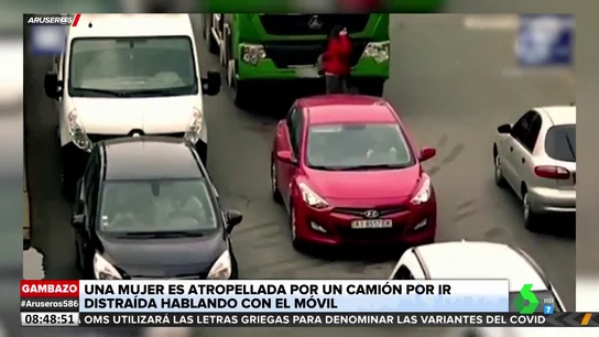 El momento en el que un camión atropella a una mujer que hablaba por el móvil El momento en el que un camión atropella a una mujer que hablaba por el móvil