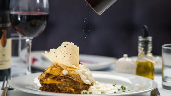 Imagen de archivo de un plato de comida en un restaurante Imagen de archivo de un plato de comida en un restaurante
