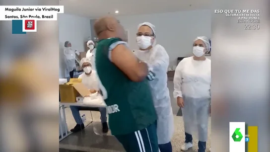 Pega un grito y se desmaya: así es la caída viral de un hombre "como un armario de dos puertas" al vacunarse Pega un grito y se desmaya: así es la caída viral de un hombre "como un armario de dos puertas" al vacunarse