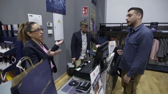 Una trabajadora de 'Spagnolo' discute con un cliente delante del jefe infiltrado: "¿Me vas a pedir la hoja de reclamaciones?" Una trabajadora de 'Spagnolo' discute con un cliente delante del jefe infiltrado: "¿Me vas a pedir la hoja de reclamaciones?"