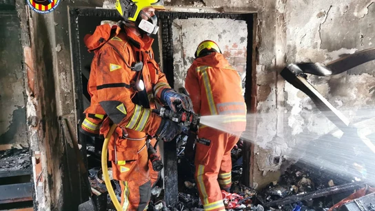 Los bomberos apagan el incendio declarado en Algemesí Los bomberos apagan el incendio declarado en Algemesí