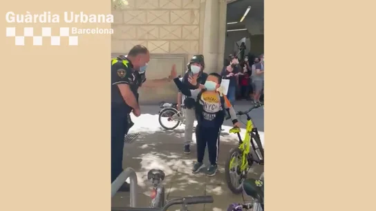 Momento en el que el niño recupera la bici Vídeo