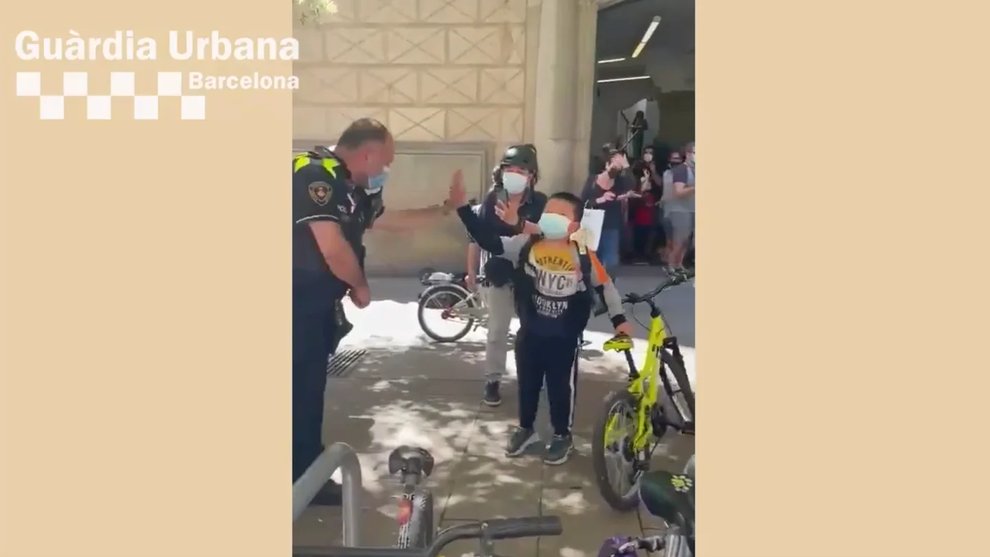 Momento en el que el niño recupera la bici Vídeo