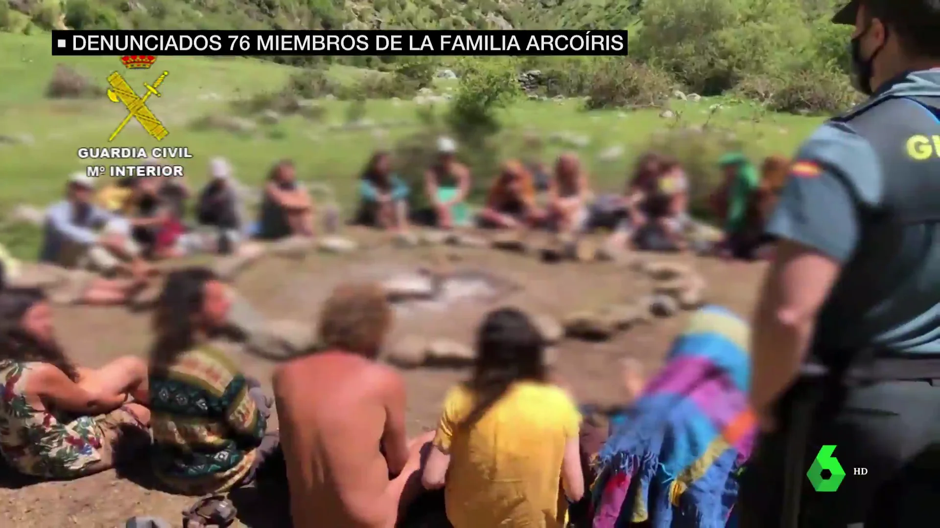 Habla una joven que pasó una noche con la Familia Arcoiris: "Al encender la hoguera les da un subidón"