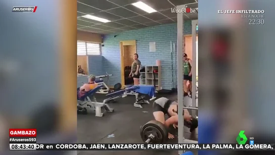 Un hombre se desmaya en el gimnasio al intentar levantar 240 kilos de peso Un hombre se desmaya en el gimnasio al intentar levantar 240 kilos de peso
