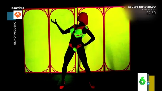 El baile de Pilar Rubio con luz negra y pintura fluorescente en 'El Hormiguero' El baile de Pilar Rubio con luz negra y pintura fluorescente en 'El Hormiguero'