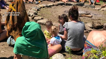 Niños presentes en el encuentro hippie de la 'Familia Arcoíris'