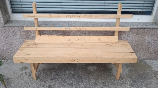 Construye un banco de madera para que su mujer pueda descansar durante los paseos Construye un banco de madera para que su mujer pueda descansar durante los paseos