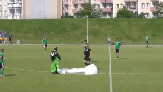 Un paracaidista aterriza en pleno partido de fútbol... y el árbitro le saca tarjeta amarilla Un paracaidista aterriza en pleno partido de fútbol... y el árbitro le saca tarjeta amarilla