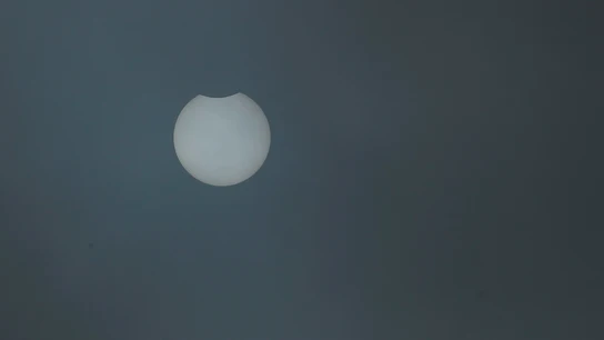 Vista del eclipse parcial desde la localidad de Viveiro, Lugo, este jueves Eclipse