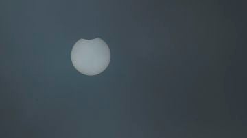 Vista del eclipse parcial desde la localidad de Viveiro, Lugo, este jueves