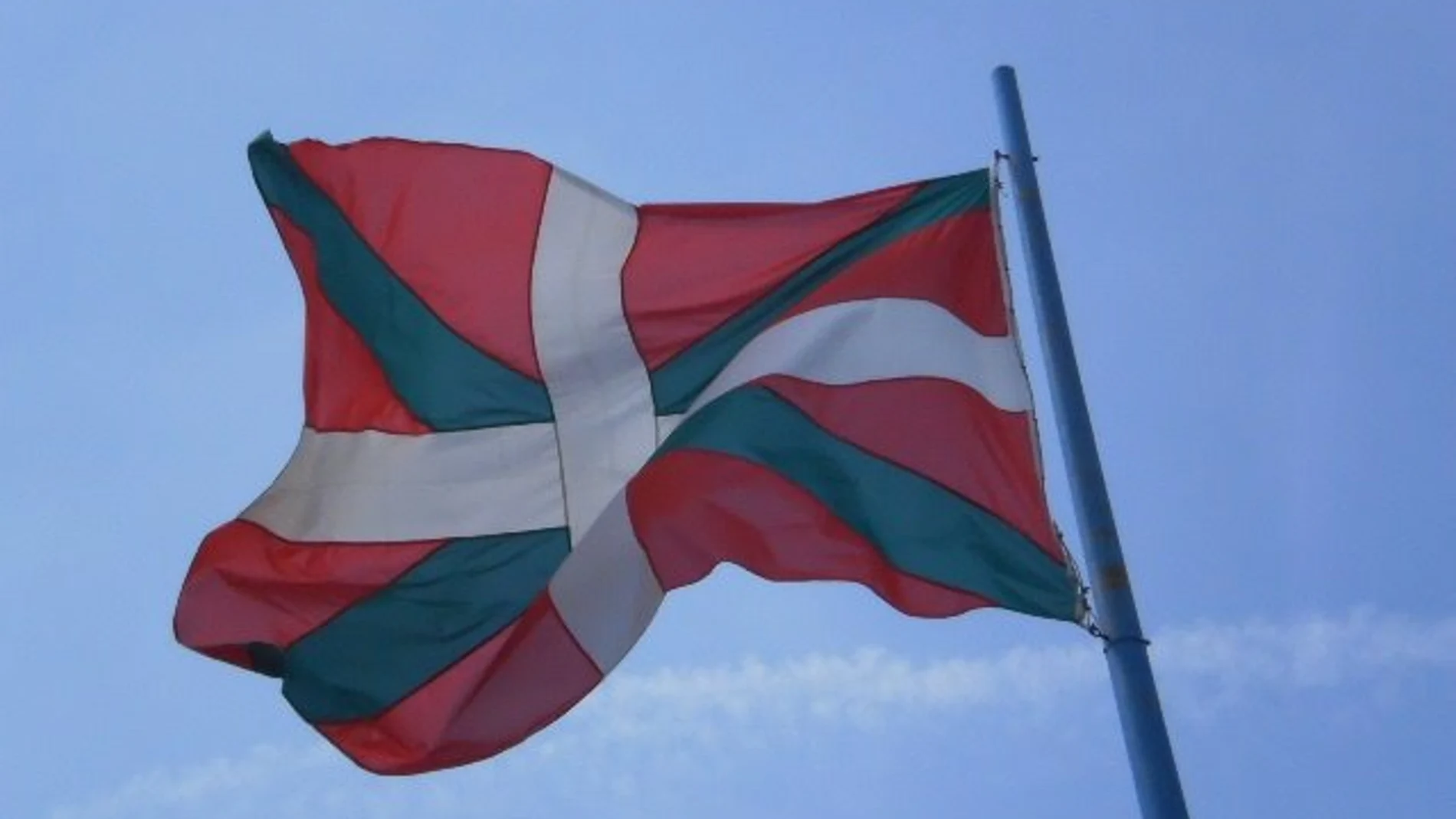 La ikurriña, bandera de Euskadi, ondeando
