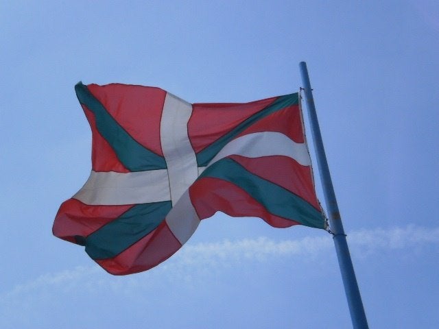 La ikurriña, bandera de Euskadi, ondeando