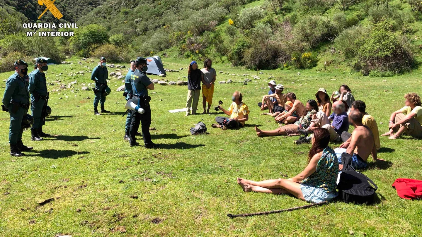 Miembros de la Guardia Civil en la acampada hippie en La Rioja Miembros de la Guardia Civil en la acampada hippie en La Rioja