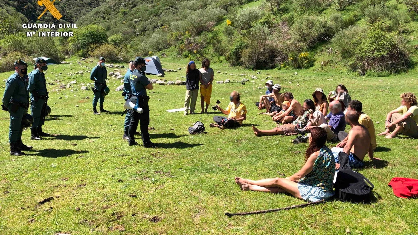 Miembros de la Guardia Civil en la acampada hippie en La Rioja