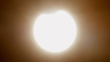 El eclipse anular de sol visto desde la Plaza del Obradoiro, esta mañana ante la catedral
