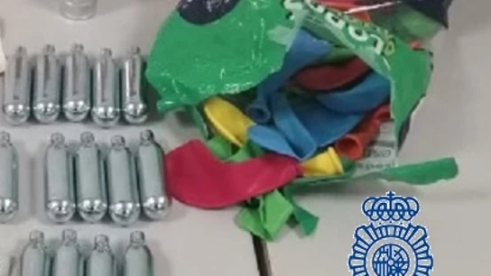 Alertan del peligro del gas de la risa tras saltar al vacío dos jóvenes después de consumirlo en Marbella Alertan del peligro del gas de la risa tras saltar al vacío dos jóvenes después de consumirlo en Marbella