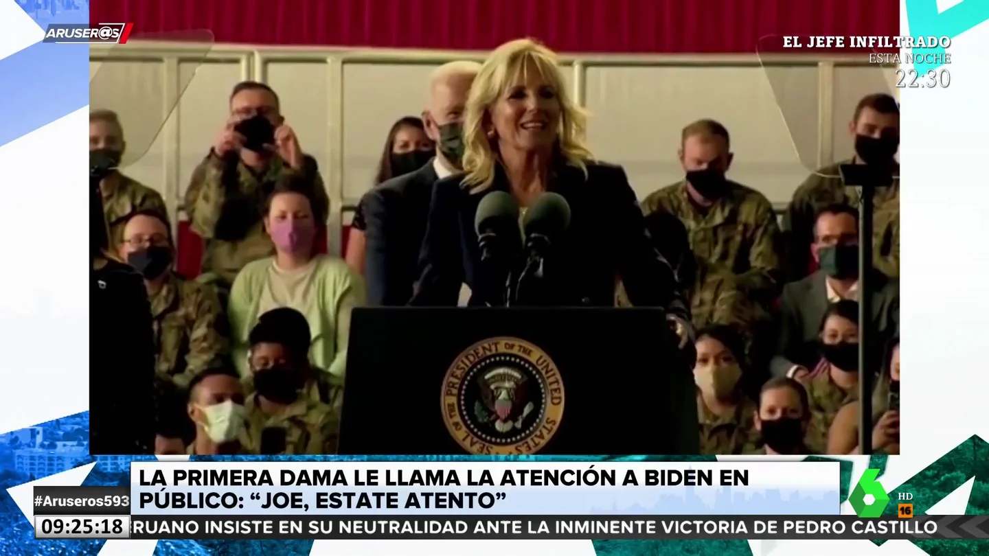 La reprimenda de Jill Biden al presidente de EEUU en un acto oficial: "Joe, préstame atención" La reprimenda de Jill Biden al presidente de EEUU en un acto oficial: "Joe, préstame atención"