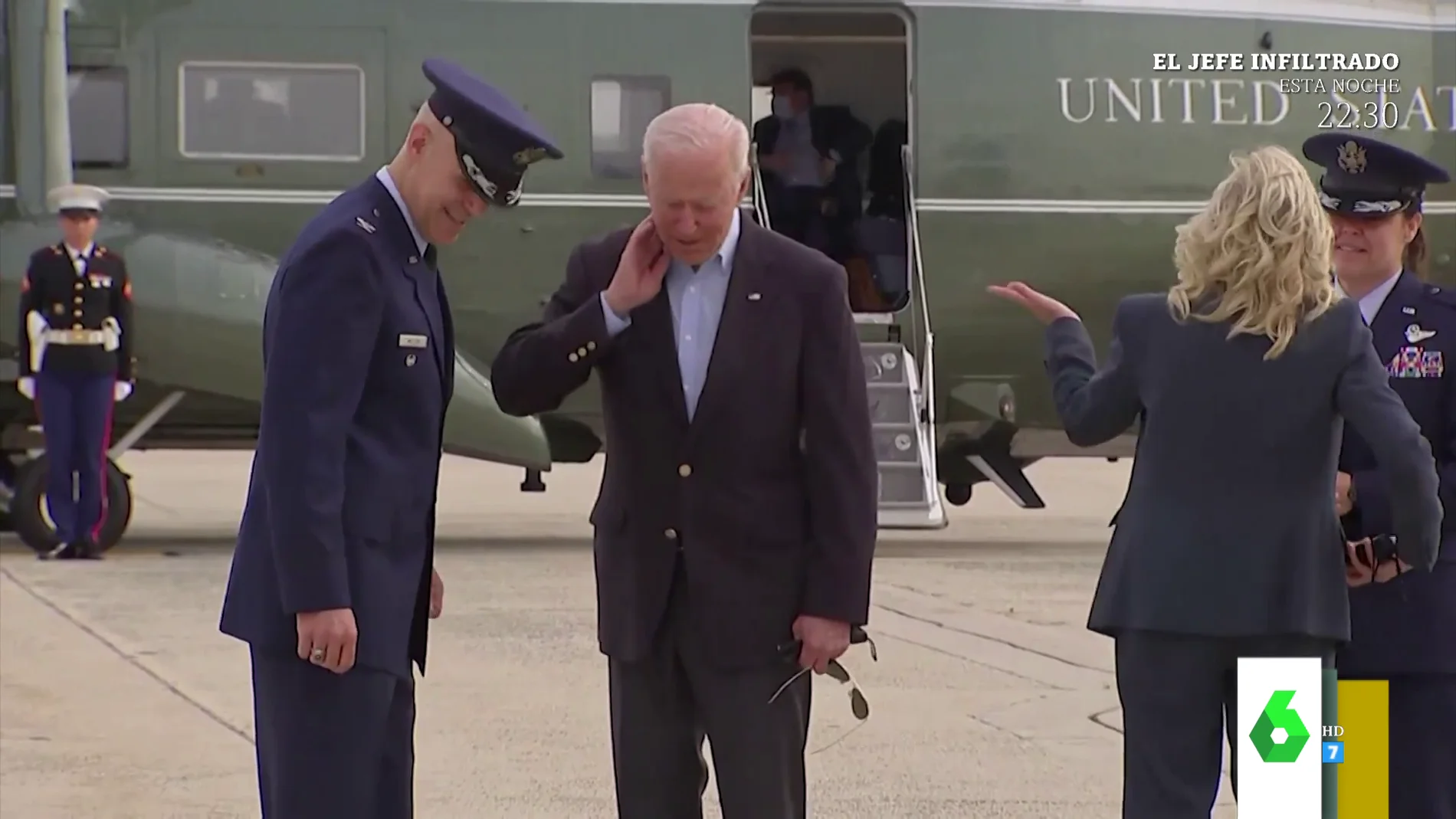 El momento en el que una cigarra ataca en el cuello a Joe Biden frente a las cámaras