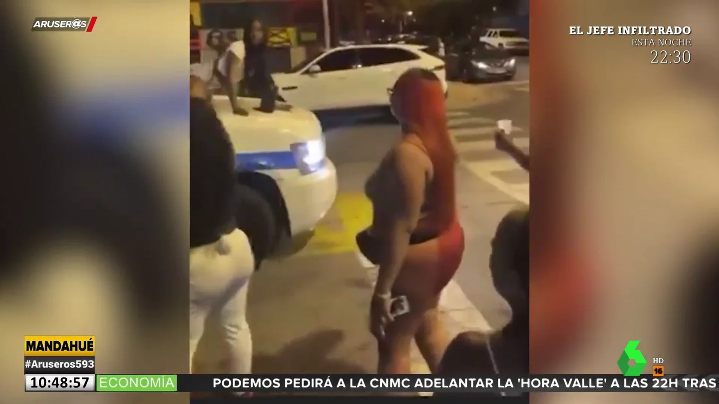 Policías de Chicago permiten que varias mujeres bailen twerking sobre el coche patrulla mientras ellos conducen Policías de Chicago permiten que varias mujeres bailen twerking sobre el coche patrulla mientras ellos conducen