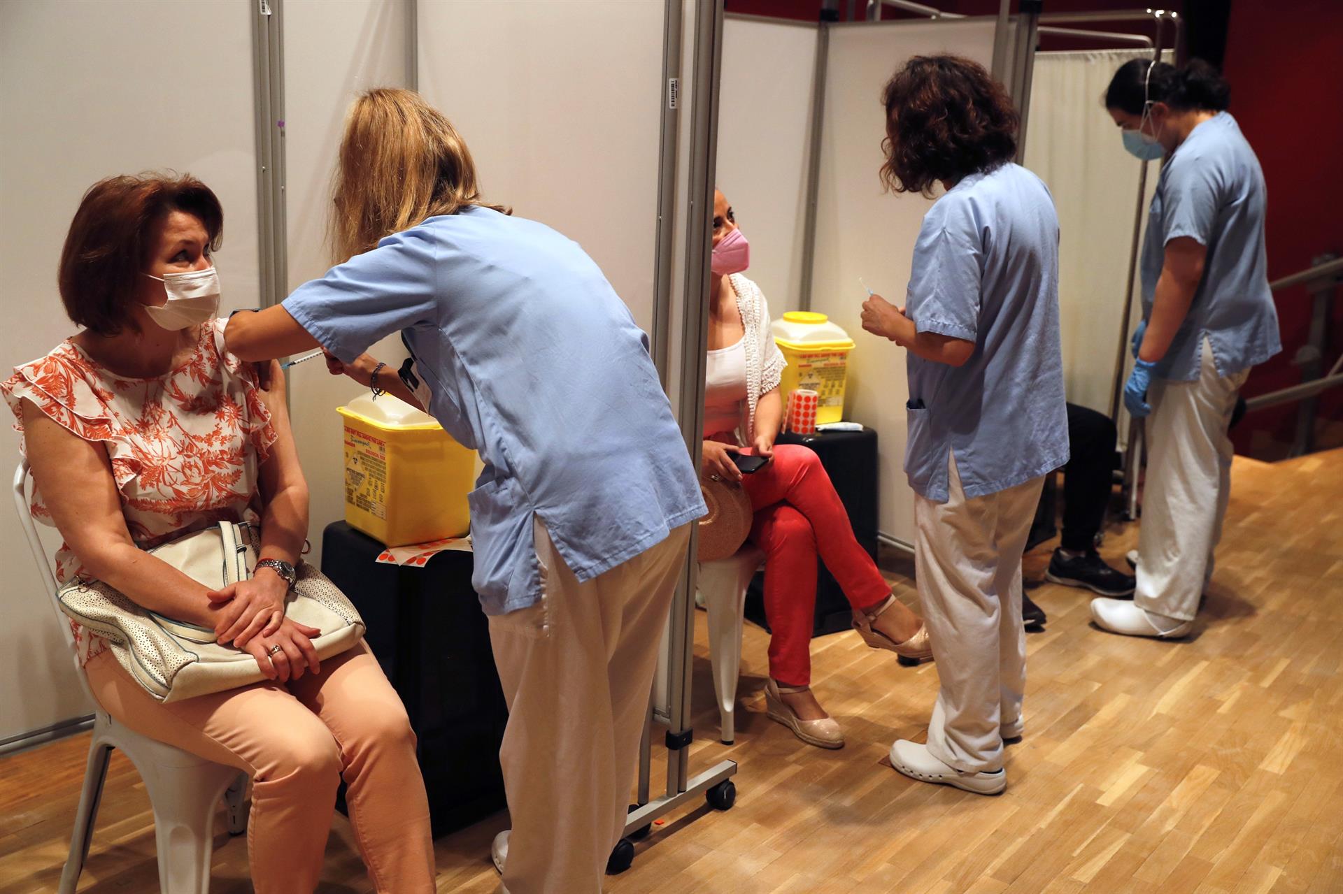 Una mujer recibe la vacuna contra la covid-19 en el Hospital Severo Ochoa de Leganés, Madrid.