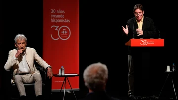 El director del Instituto Cervantes, Luis García Montero junto al actor José Sacristán durante la apertura de la Caja de las Letras de Luis García Berlanga