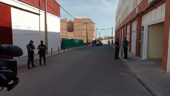 Los agentes custodian el domicilio del asesino confeso de Rocío Caíz Los agentes custodian el domicilio del asesino confeso de Rocío Caíz