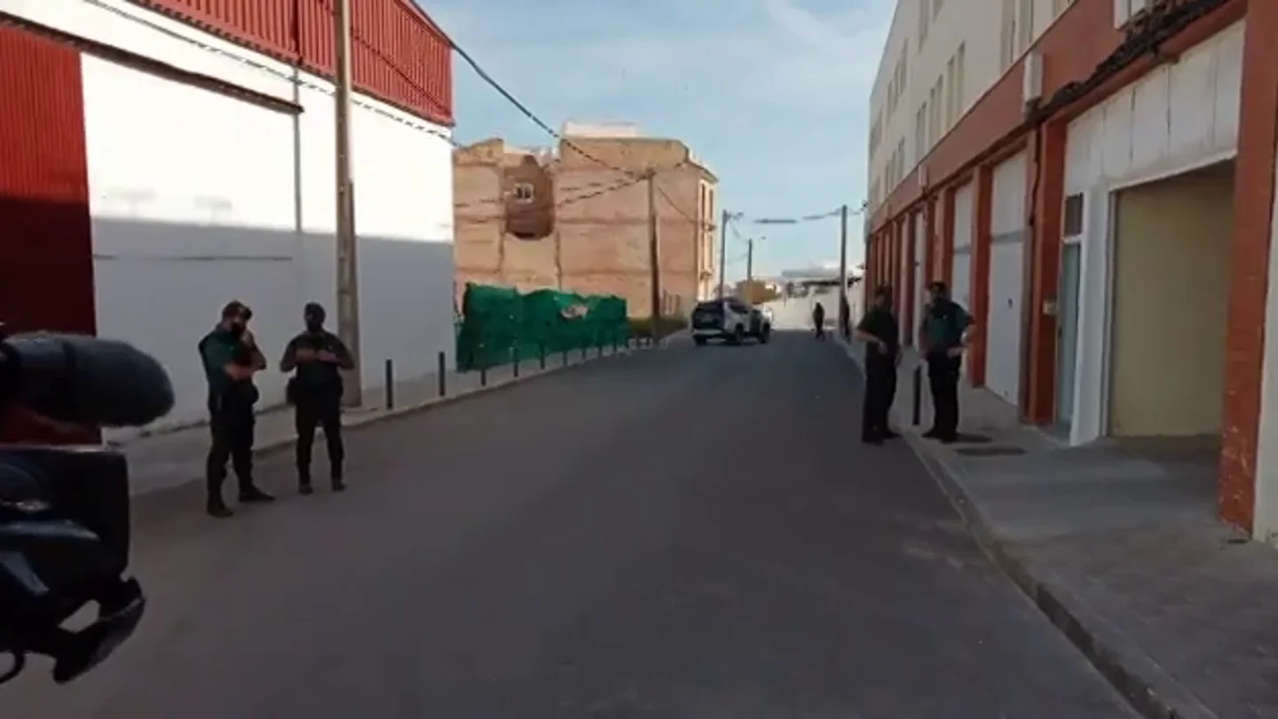 Los agentes custodian el domicilio del asesino confeso de Rocío Caíz Los agentes custodian el domicilio del asesino confeso de Rocío Caíz