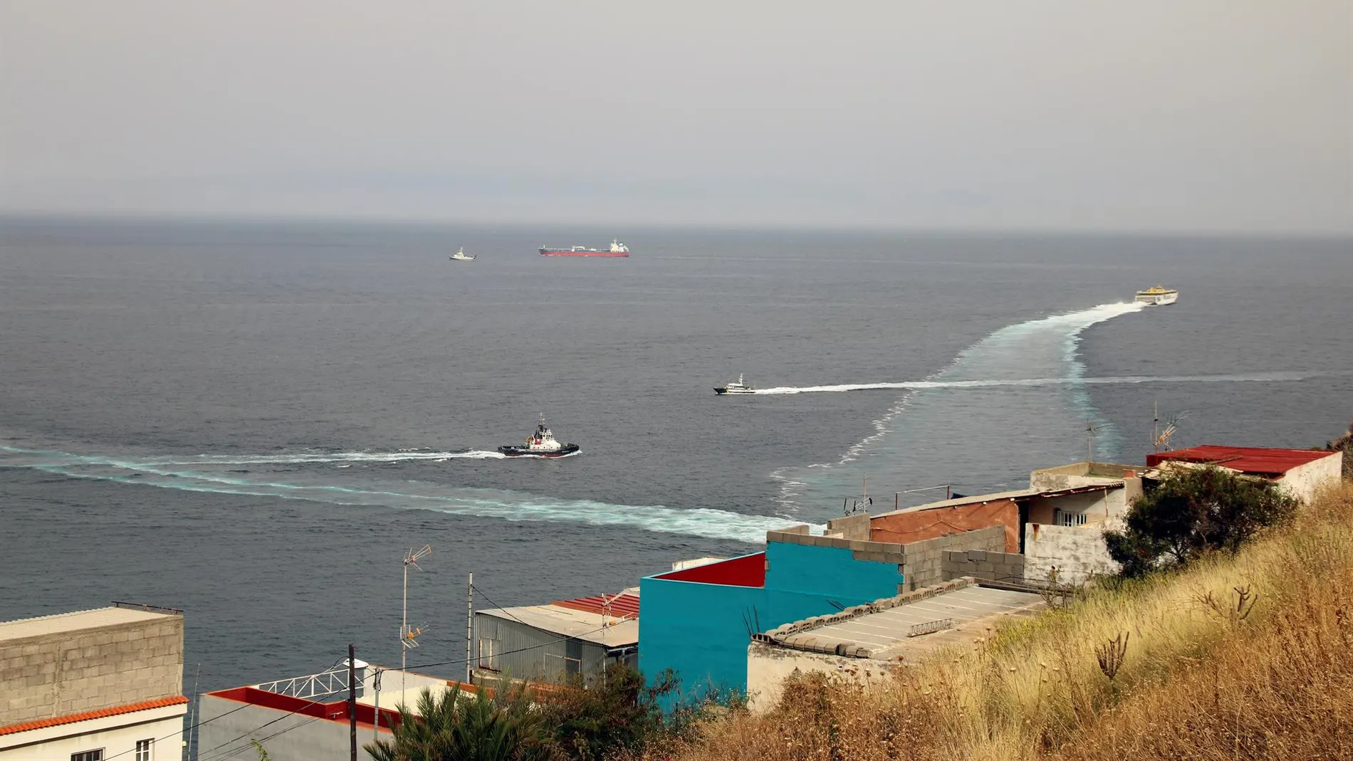 Lanchas de la Guardia Civil se acercan al buque Ángeles Alvariño
