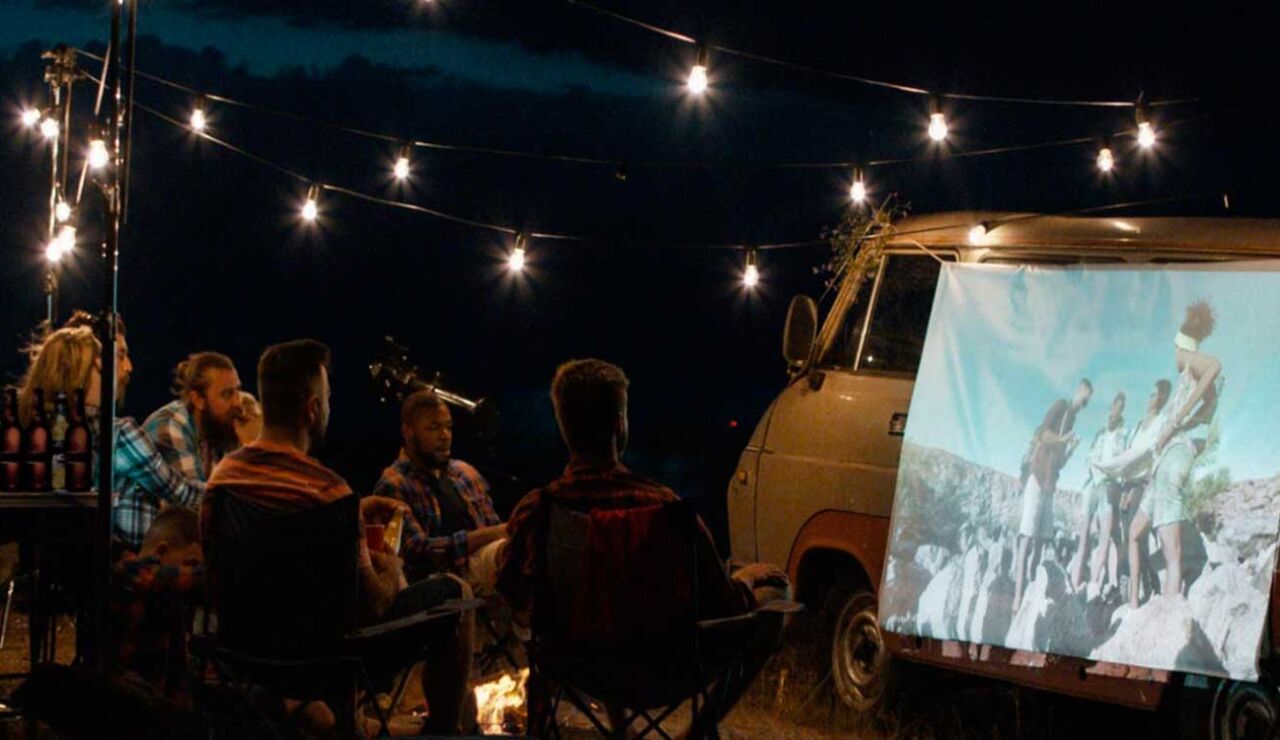 ll&eacute;vate el cine a cualquier parte con estos mini proyectores