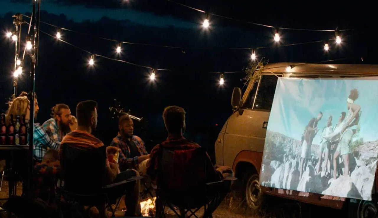 llévate el cine a cualquier parte con estos mini proyectores
