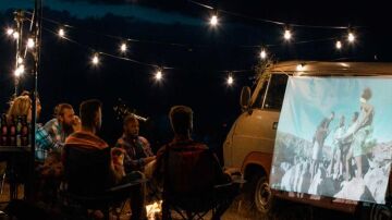 ll&eacute;vate el cine a cualquier parte con estos mini proyectores