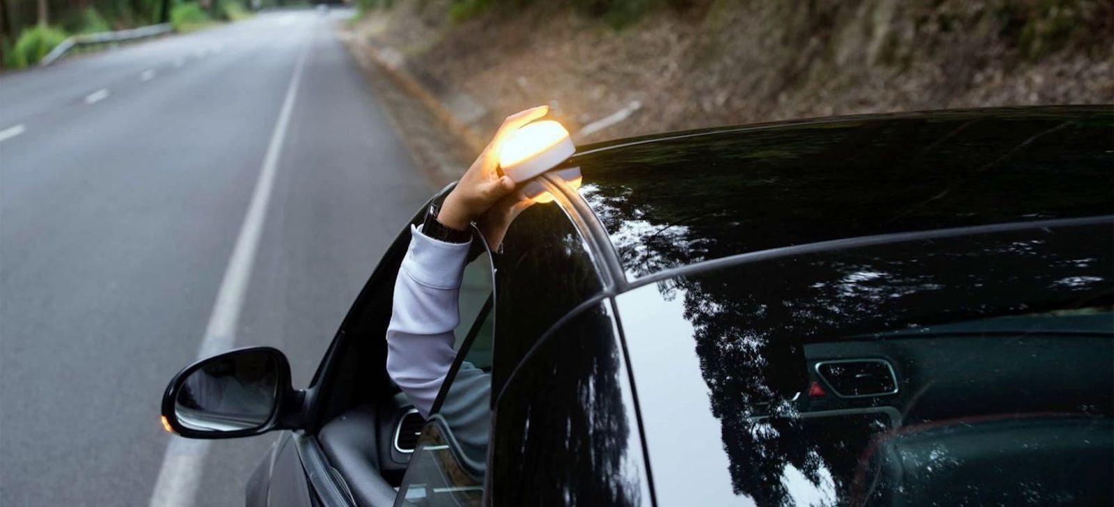 La luz V-16, el elemento que la DGT obligará a llevar en el coche ya tiene fecha para entrar en vigor - Vimarsana News