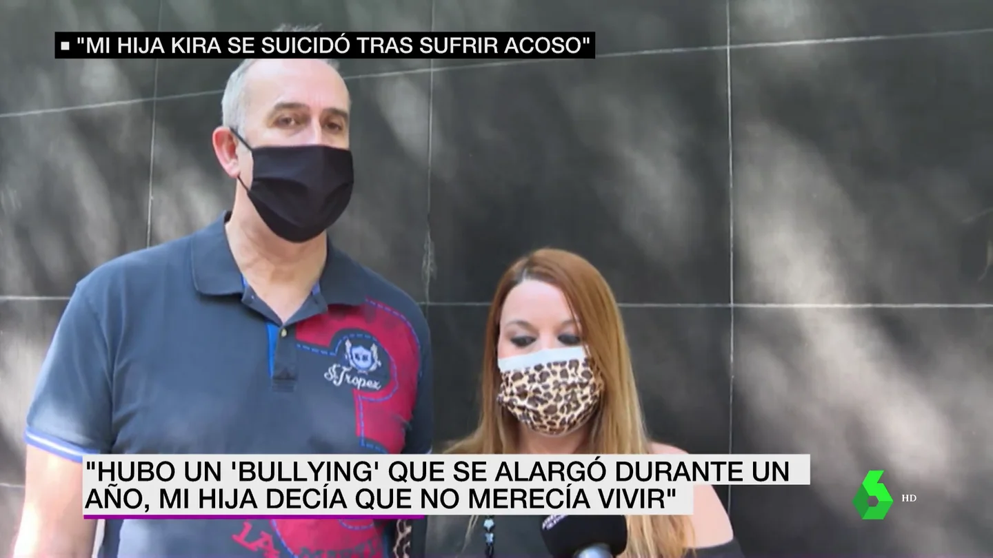 Los padres de la niña de 15 años que se suicidó en Barcelona Los padres de la niña de 15 años que se suicidó en Barcelona